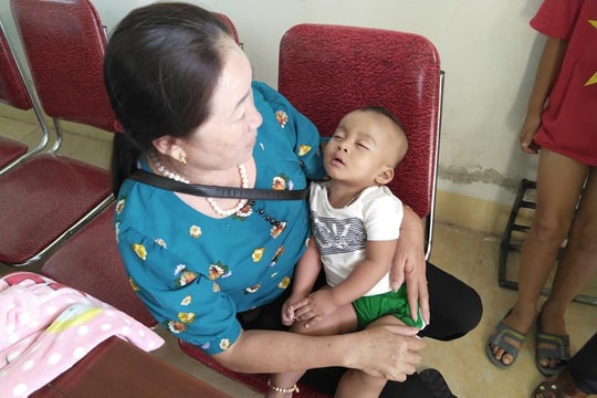 Phát hiện bé trai 7 tháng tuổi bị bỏ rơi 'nhờ người nuôi dưỡng' ở Nghệ An