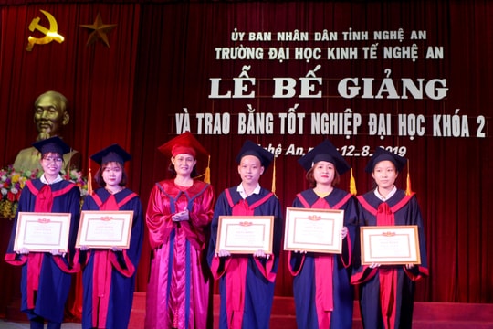 Trường Đại học Kinh tế Nghệ An trao bằng tốt nghiệp cho hơn 300 sinh viên 
