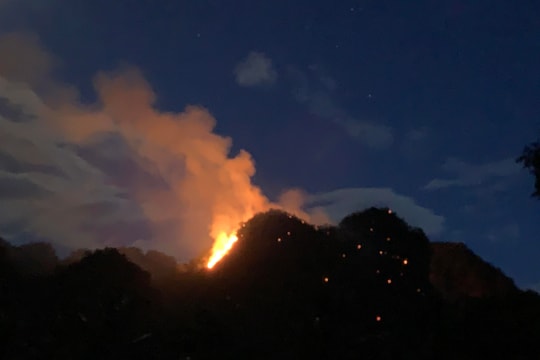 Cháy rừng trên núi ở Yên Khê (Con Cuông)