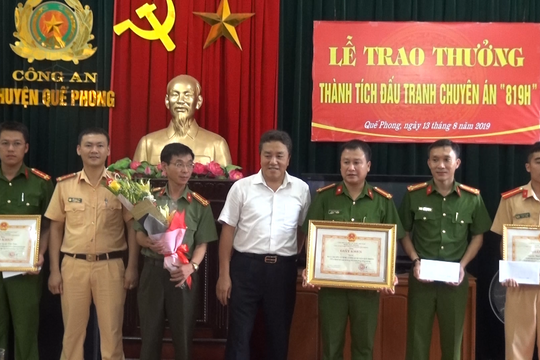 Thưởng nóng chuyên án bắt 2 đối tượng, thu giữ 2 bánh heroin 