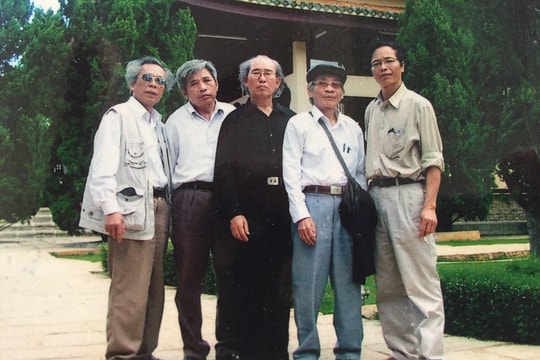 Nhớ nhà thơ 'Nhịp cầu nối những bờ vui'