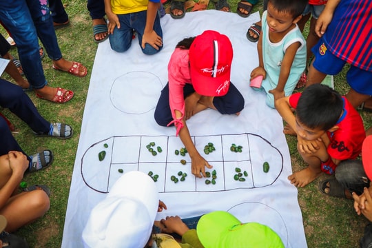 Trẻ em 'xứ Nhút' náo nức vào hội trò chơi dân gian