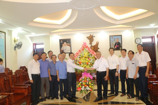 Lãnh đạo tỉnh chúc mừng Tòa Giám mục Giáo phận Vinh nhân Lễ Quan Thầy