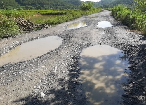 Xe quá tải, quá khổ cày nát đường giao thông nông thôn