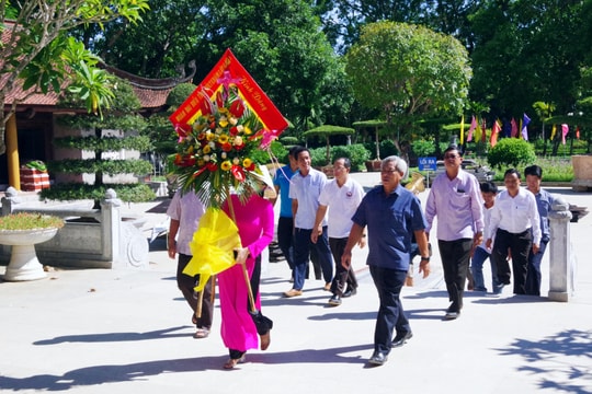 Đoàn đại biểu tỉnh Bôlykhămxay (Lào) dâng hoa, dâng hương, tưởng niệm Chủ tịch Hồ Chí Minh