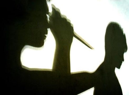 Cụ ông hơn 80 tuổi cầm dao đâm chết con trai trong bữa ăn