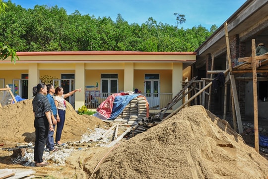 Phụ huynh các huyệ̣n vùng cao Nghệ An cùng xóa điểm trường tạm, lớp tạm