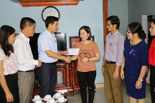 Trao tặng hơn 1,3 tỷ đồng cho người lao động ngành giáo dục có hoàn cảnh khó khăn