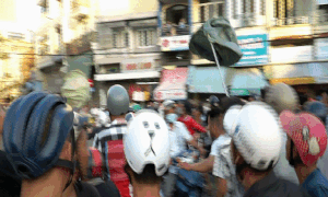 Chế bao tải thành vợt để hứng tiền cúng cô hồn