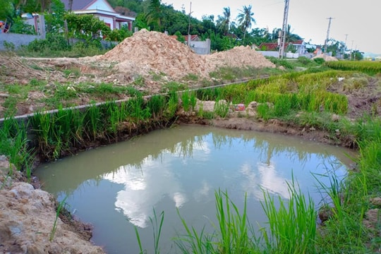 Nghệ An: Bé trai 4 tuổi đuối nước dưới hố chôn cột điện