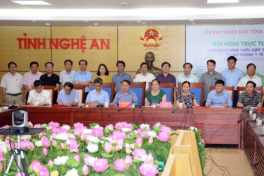 Ký cam kết giảm thiểu chất thải nhựa trong ngành Y tế