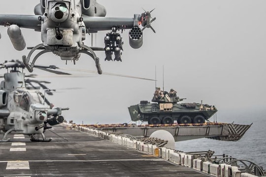 Lý do thủy quân lục chiến Mỹ đưa xe chiến đấu bọc thép lên sàn tàu tấn công đổ bộ