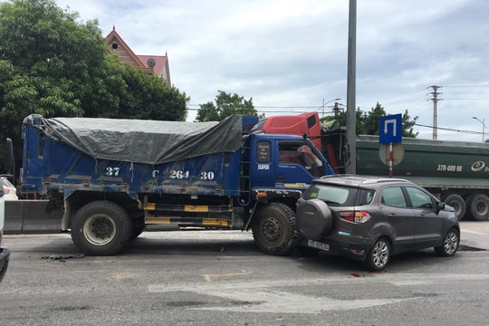 Xe tải húc 2 ô tô dừng đèn đỏ khiến 2 người nhập viện
