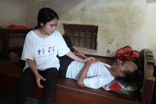 Bố nằm liệt giường, mẹ đau yếu, nữ sinh đậu đại học Ngoại Thương không thể đi học