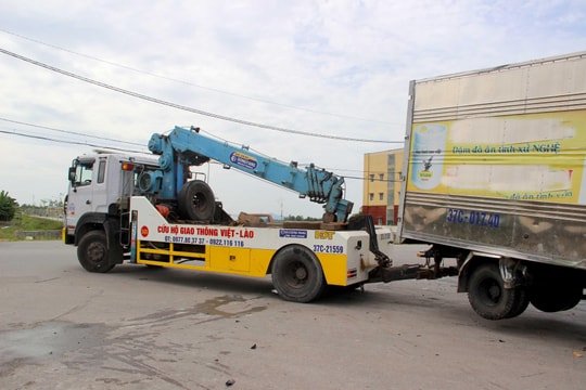 Taxi va chạm với xe chở hàng tại ngã tư 'tử thần'