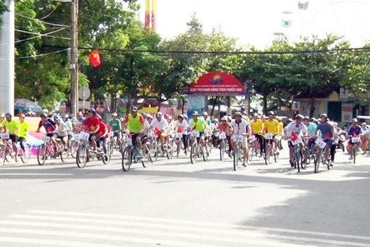 35 cặp vận động viên tham gia Giải đua xe đạp đôi ở Cửa Lò