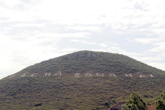 Tôn tạo dòng chữ 'Bác Hồ sống mãi' trên sườn núi Nhón