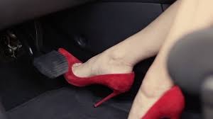 Không lo tai nạn khi nhầm chân ga nhờ tính năng mới trên ô tô 