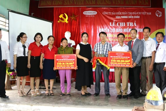 Văn phòng Đại lý Dai-ichi Life Diễn Châu chi trả 580 triệu đồng quyền lợi bảo hiểm cho khách hàng
