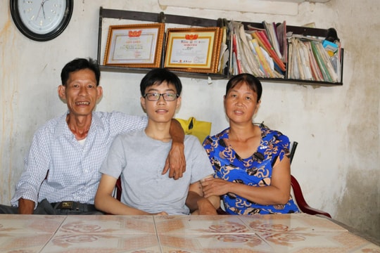 Con đường gian nan trở thành bác sỹ quân y của Thủ khoa khối A trường huyện quê Bác