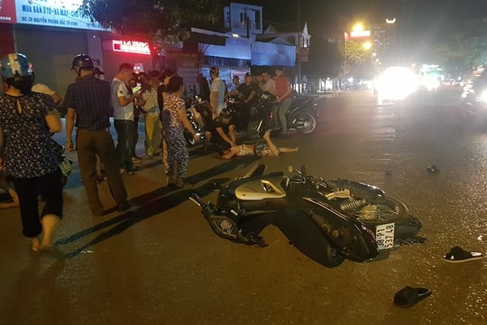 Đi bộ qua đường ở TP Vinh, 1 phụ nữ nguy kịch do bị xe máy tông văng 5m