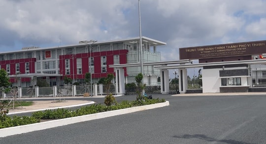 Trưởng Phòng quan hệ 'ngoài luồng' với Phó trưởng phòng, cả 2 bị kỷ luật