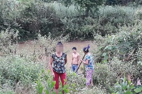 2 anh em ruột hái ổi, sẩy chân xuống ao hàng xóm đuối nước thương tâm