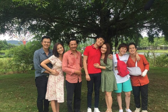 'Về đi các con, phim hết rồi còn đứng đây làm gì?' 