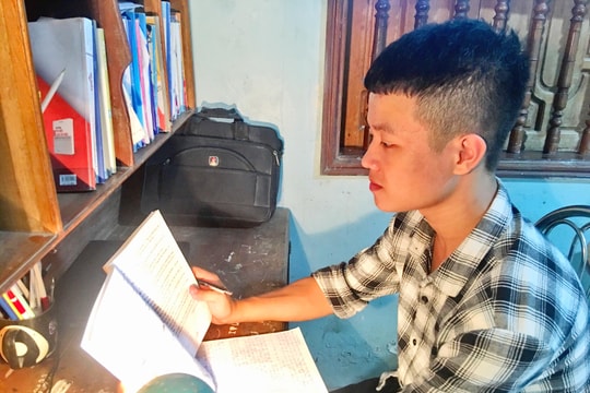 Thủ khoa khối C trường huyện: 'Dậy sớm học bài hơn là thức quá khuya'