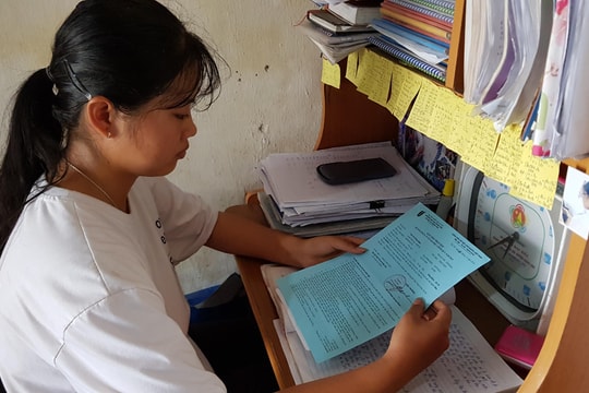 Mẹ mắc bạo bệnh, nữ sinh nghèo làng biển Nghệ An đau đáu khi đến với giảng đường