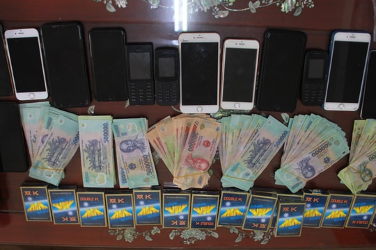 Nghệ An: Đột kích sới bạc di động 'khủng', thu giữ hàng trăm triệu đồng   