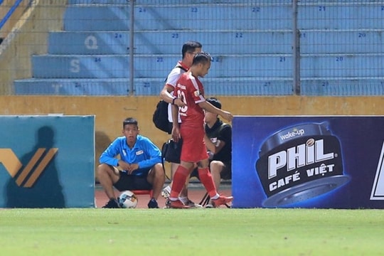 Trọng Hoàng, Văn Hậu chấn thương, thầy Park 'đắp vá' hàng thủ ra sao?