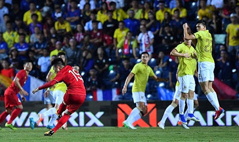 Tiền vệ từng ‘hù dọa’ Việt Nam bị gạch tên khỏi ĐT Thái Lan; Barca chào bán Suarez cho Juve