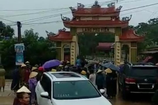 Dân vây nhóm côn đồ đi xe Lexus đập phá cổng làng, hàng chục công an tới giải vây