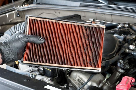 Lọc gió ô tô bị bẩn khiến động cơ bị yếu, làm thế nào để vệ sinh đúng cách?