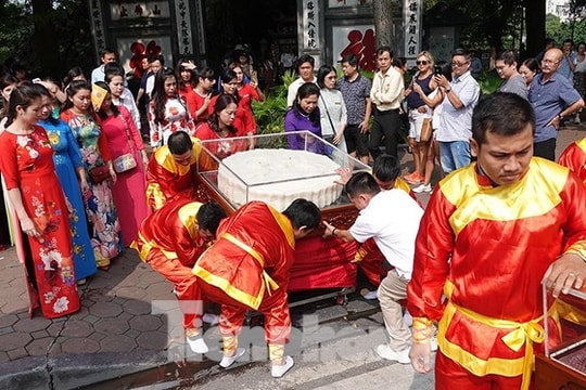 Đi bộ rước cặp bánh Trung thu khổng lồ được xác lập kỷ lục Việt Nam 