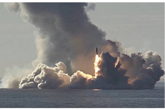 Tàu ngầm Nga thị uy phóng tên lửa liên lục địa; Trump áp thuế 30% với 250 tỷ USD hàng Trung Quốc