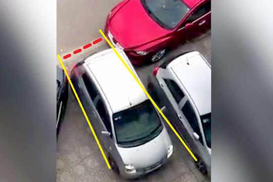 Pha lùi ô tô qua chỗ hẹp trên phố được đánh giá 'bá đạo'