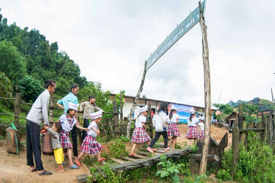  Người rẽ sương mở 'cánh cửa' học vấn cho người Mông xứ Nghệ