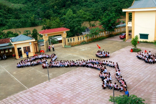 Ấn tượng với màn xếp hình bản đồ Việt Nam của học sinh nơi miền Tây Nghệ An