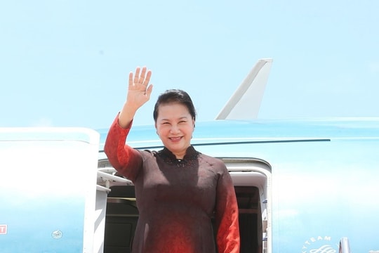 Chủ tịch Quốc hội đến Bangkok bắt đầu tham dự Đại hội đồng AIPA 40