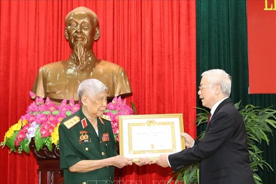 Tổng Bí thư, Chủ tịch nước trao phần thưởng cao quý tặng đồng chí Lê Khả Phiêu