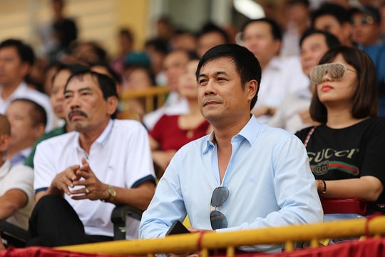 HLV Hữu Thắng chứng kiến Hồ Tuấn Tài chọc thủng lưới CLB TP Hồ Chí Minh