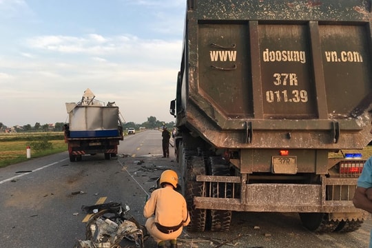 Xe cẩu đâm đuôi xe ben lúc mờ sáng trên đường N5