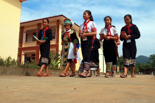 Học trò vùng cao Nghệ An háo hức bước vào ngày học đầu tiên