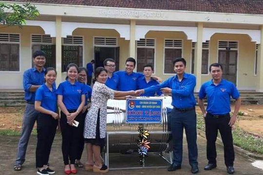 Hoạt động hỗ trợ học sinh nghèo trước thềm năm học mới