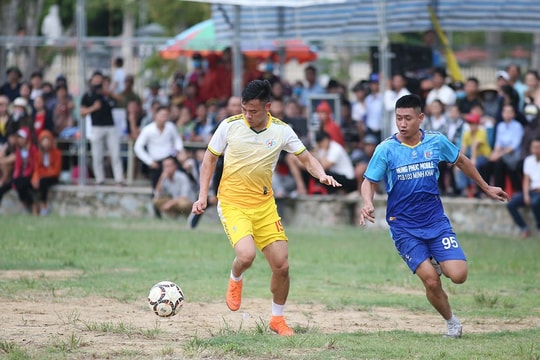 Lỡ hẹn vòng loại World Cup 2022, Nguyên Mạnh, Xuân Mạnh cùng đồng đội đi đá bóng từ thiện 