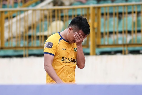 Bằng chứng trọng tài đã quá nặng tay với SLNA trong tấm thẻ đỏ của Quang Tình