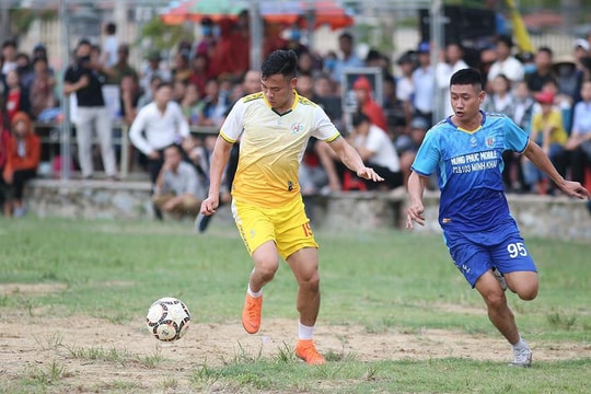 Thủ môn Nguyên Mạnh trổ tài ghi bàn, lập cú đúp bàn thắng trên sân làng