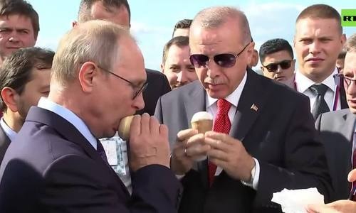 Tổng thống Putin mua kem Nga cho lãnh đạo Thổ Nhĩ Kỳ 